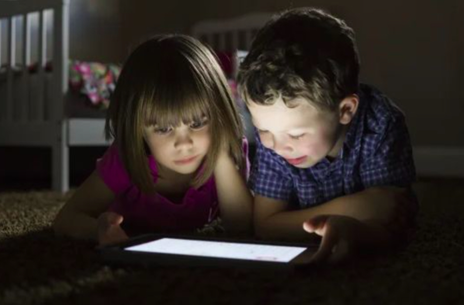 Genitori, figli e social. Potenzialità e rischi del mondo digitale durante la pandemia